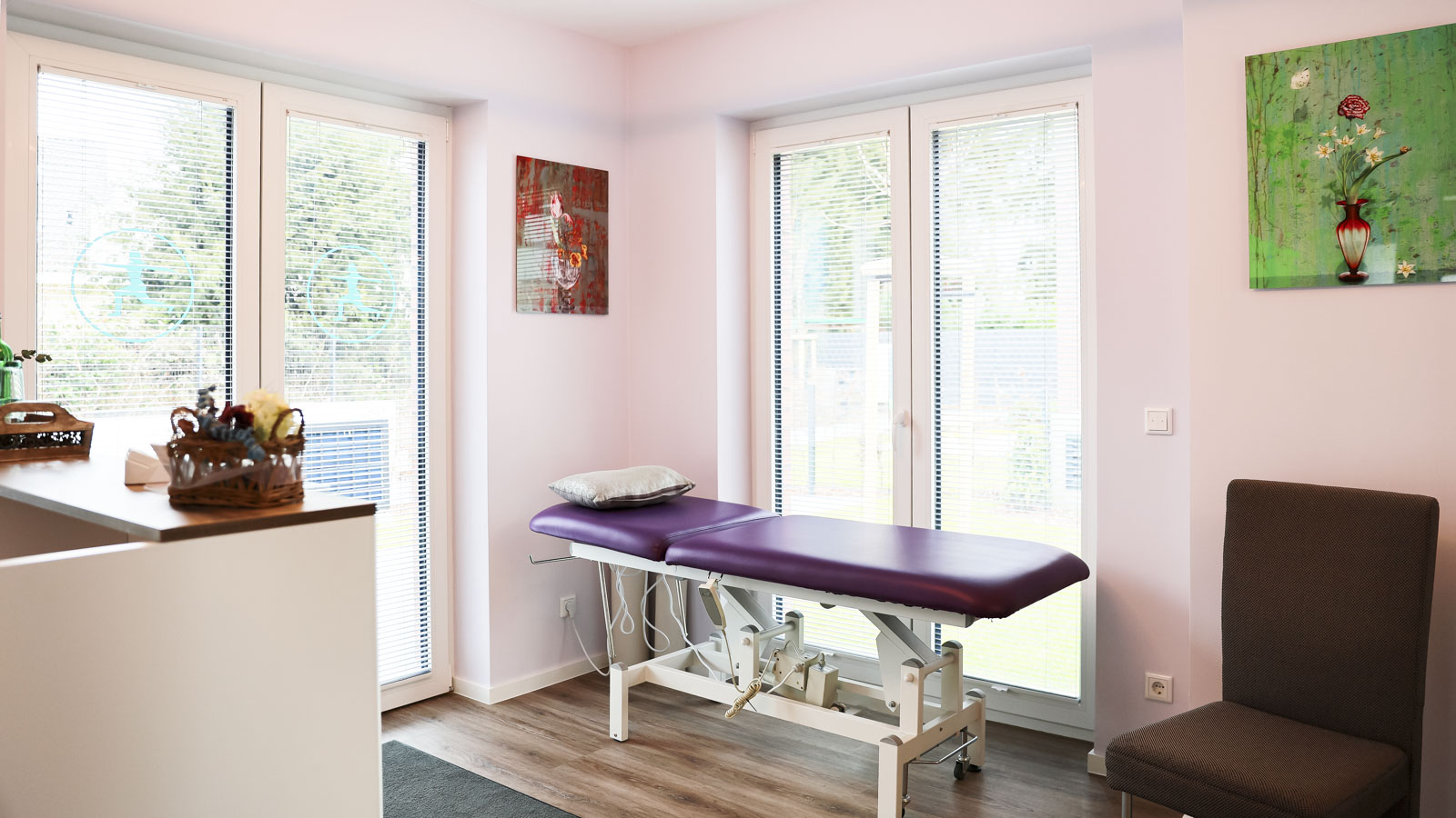 Praxis Behandlungsraum mit Liege für Untersuchungen im Bereich Beckenbodentherapie.